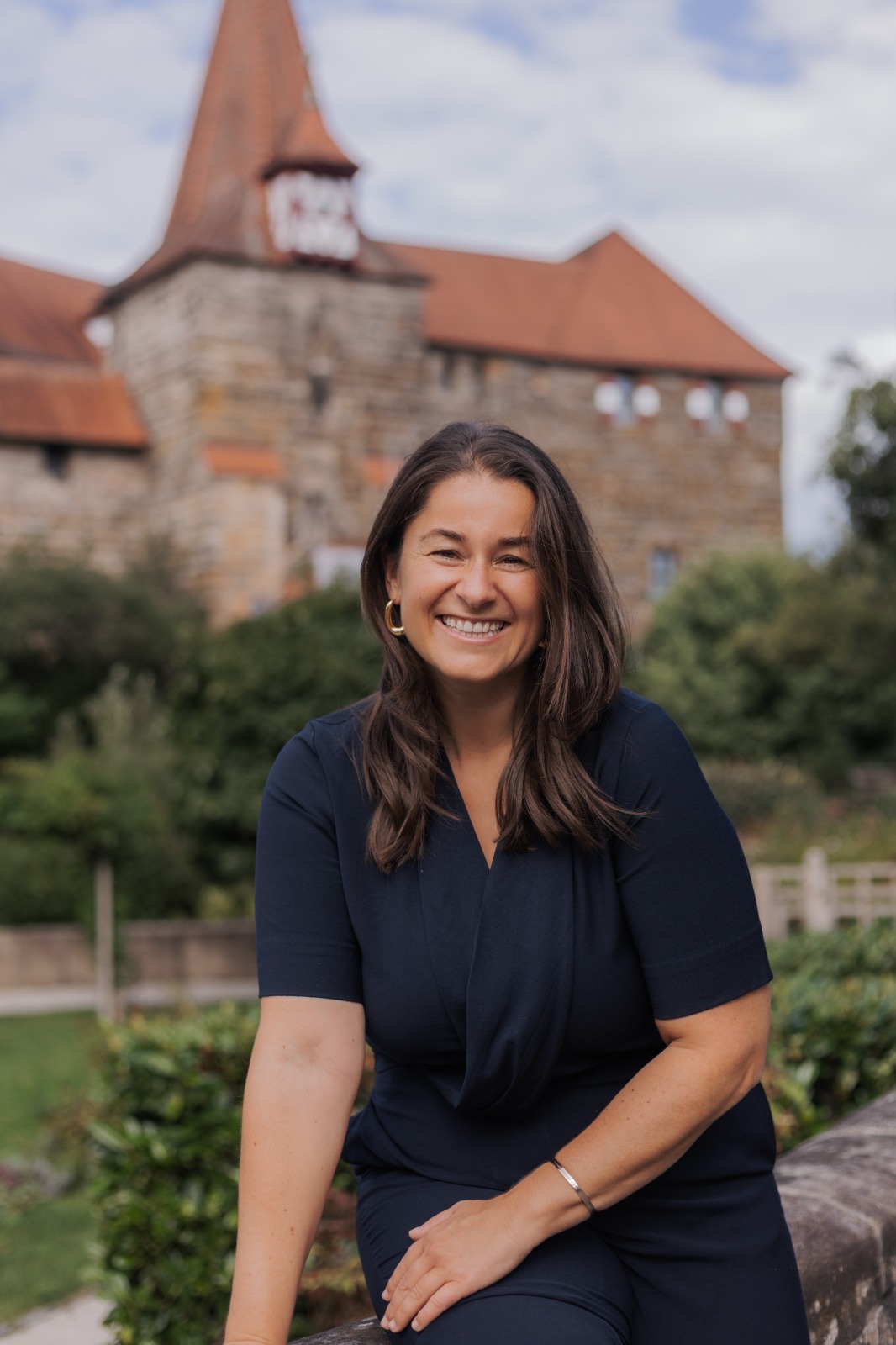 Nina Bezold vor dem Wenzelschloss